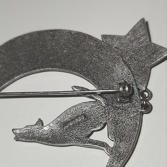 Howling wolf brooch. - Picture 3 of 3